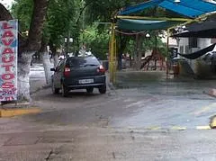 Lavaderos de autos "sobre la vereda"