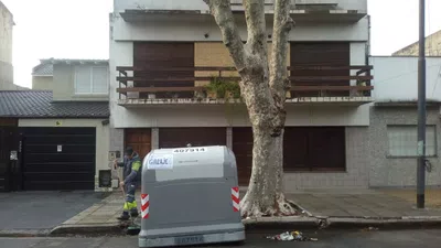 Contenedor de basura tapando acceso a garage hace mas de un mes