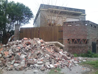 Descargan escombros en vereda sin aviso