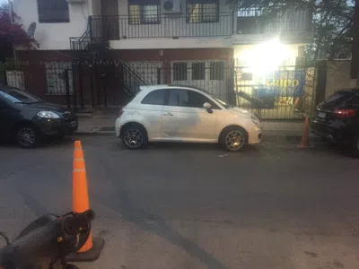 Necesito que retiren el vehículo ó al menos lo multen, tengo fotos