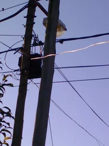 Cierre de la caja negra que está en el poste