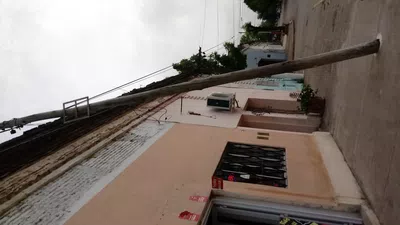 Poste caido necesito q lo cambien de lugar para hacer la entrada de mi garage