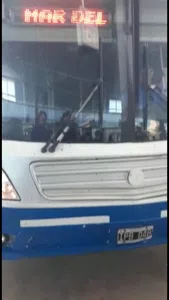Nos cambiaron a un micro destruido y al quejarnos nos golpeó el chofer!!! hasta 