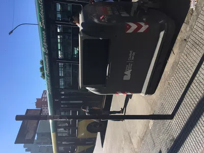 Que corran el contenedor de basura de dicha parada de colectivo