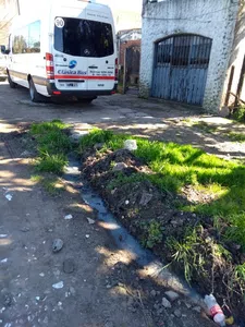 Pozo de agua servida del vecino sobre mi vereda