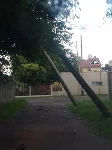Cambio de postes del tendido eléctrico urgente