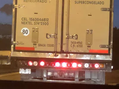 Camiones circulando por gral paz. quien los saca??