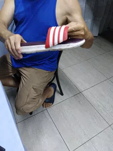 Coser, soldar, pegar como se les ocurra sandalias de hombre