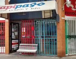 Enseñarle a una cajera agresiva a tratar bien a la gente
