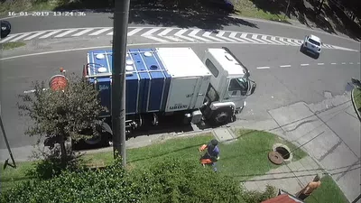 Ya pasó un año y la cloaca sigue tapada - olivos , blas parera