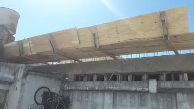 Que comiencen a trabajar con los ruidos molestos en la obra de al lado a las 8