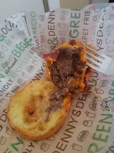 Las hamburguesas no cubren ni la mitad del pan!