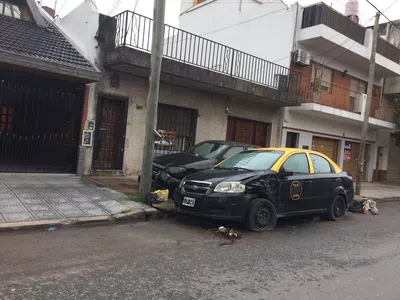 Autos abandonados obstruyendo vereda
