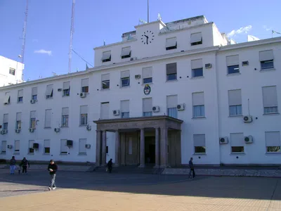 Renuncia a negocio que viven de arriba