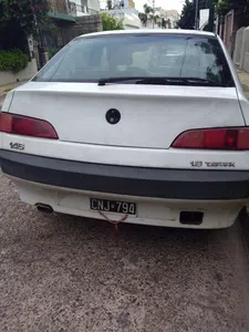 Auto abandonado en la cuadra