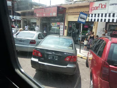 Autos estacionados en parada linea343 ader y paraná