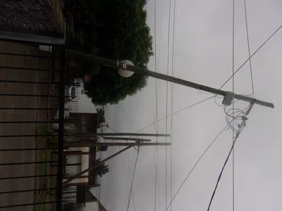 Palo de luz por caer