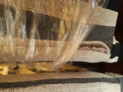 4 sillas con el tapizado mal