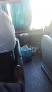 Antihigienico tacho de basura en los primeros asientos  de la unidad