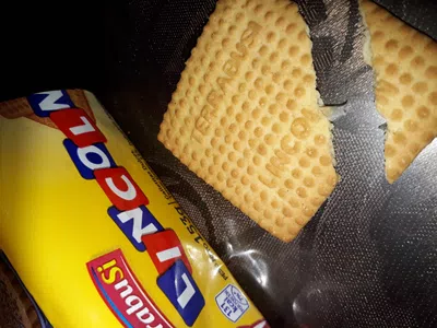 Un plastico en medio d la galletita, casi comido x una nena d 2 años