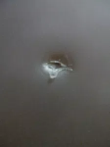 Heladera con un agujero en un costado abajo