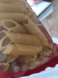 Paquete mostachol lleno de gorgojos