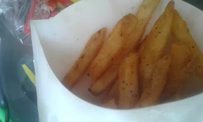 Un pelo/cabello en las papas