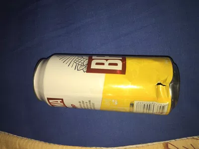 Lata de cerveza sin contenido
