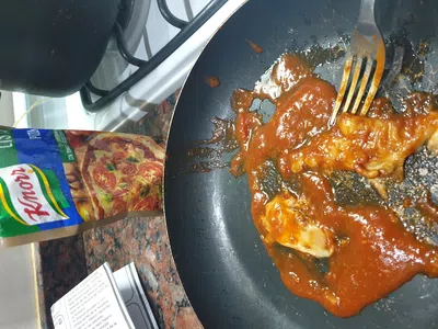 Hay un bicho grande en mi salsa lista para pizza