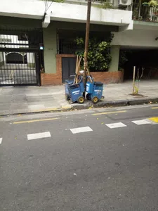 Los recolectores de residuos dejan los tachos de recolección herramientas pal