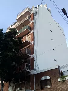 Cables sueltos por fuera del edificio