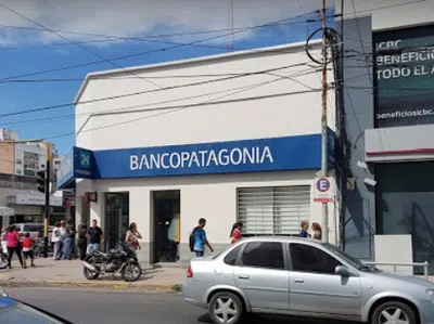 Meabrieron cuenta sin pedirla hace 1año y quieren q les pague $3600 p/cerrarla!!