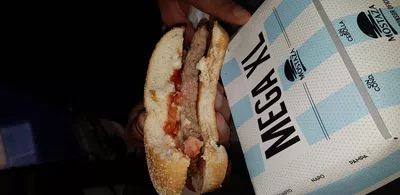 Hamburguesas y papas crudas