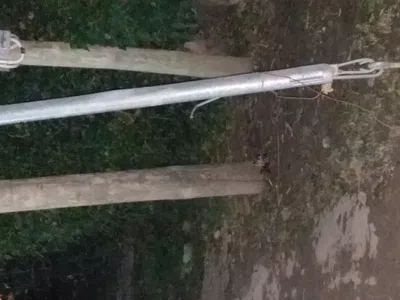 Poste de luz rajado e inclinado a punto de colapsar