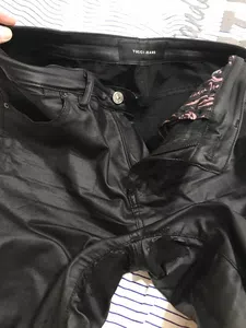 Pantalon engomado roto, baja calidad