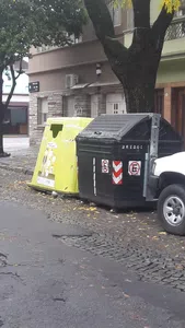 Contenedores basura en lugar inapropiado