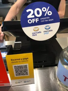 Mienten con el cartel de 20% off