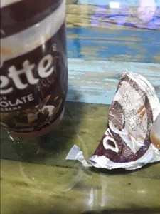 Pedazo de plástico en un producto comestible