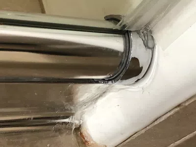 Mampara de baño mal instalada y arruinada por los instaladores de sodimac