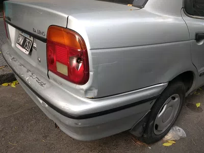 Una grua de remolque de la empresa choco mi auto estacionado