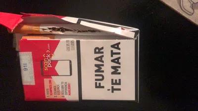 Cigarrillo roto de marlboro común