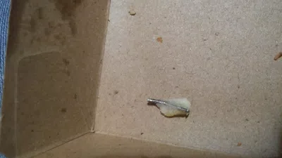 Un palito de metal en una papa
