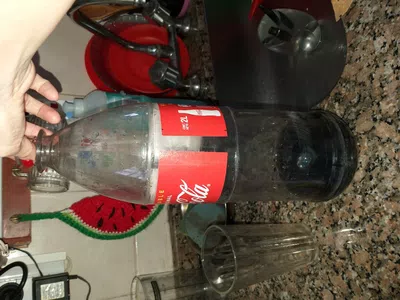 Encontre una capsula de medicamento adentro de la coca cola