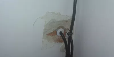 Me rompieron un pedazo de pared en la instalación