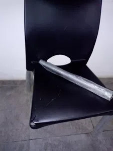 Juego de mesa y sillas defectuosos