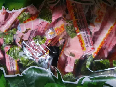 Caramelos pegoteados en bolsa grande completa