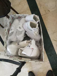 Envío masivo de zapatillas de deporte blancas por cualquier error
