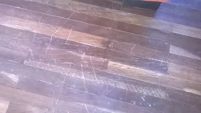 Compré un sillon defectuoso me rayó mucho el parquet