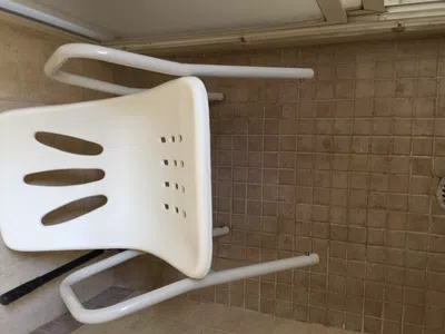 Silla de baño defectuosas por pudrición de patas
