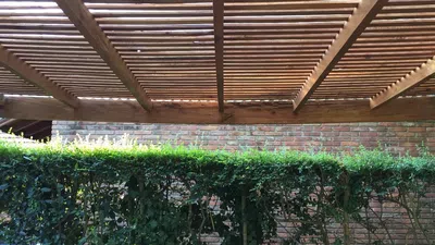 Reclamo de una pergola mal realizada por customwork de pilar